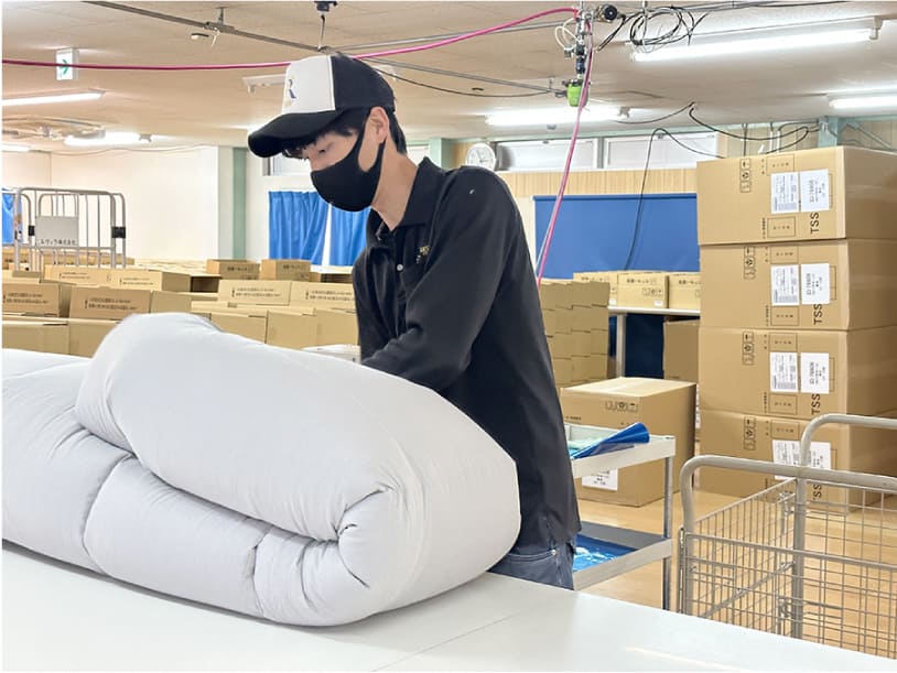 最終商品確認を行います、最終確認ではニオイのチェックも欠かせません