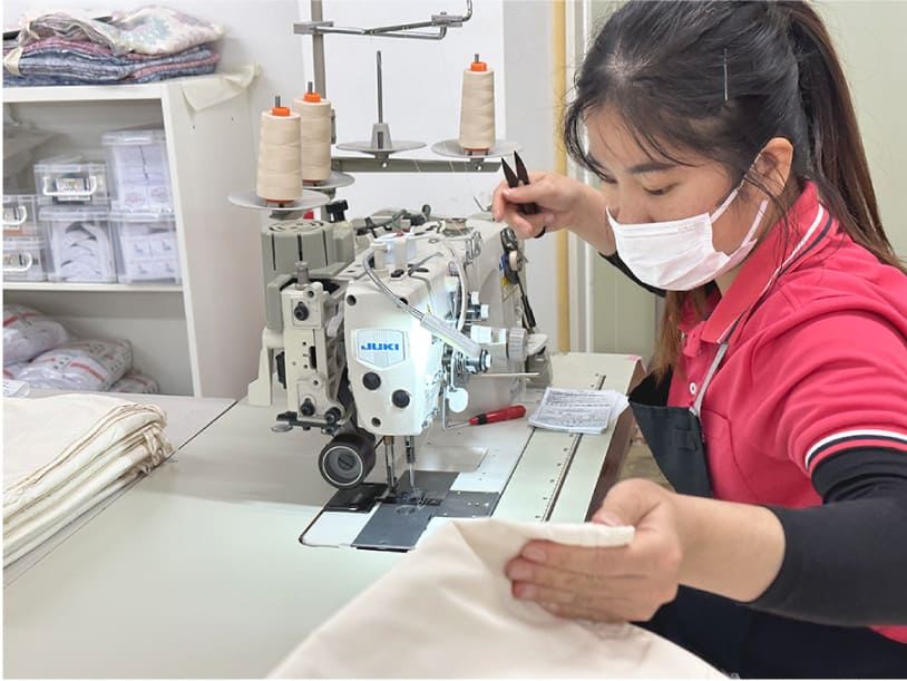 最後に品質表示、ネームタグを縫い付けて完成