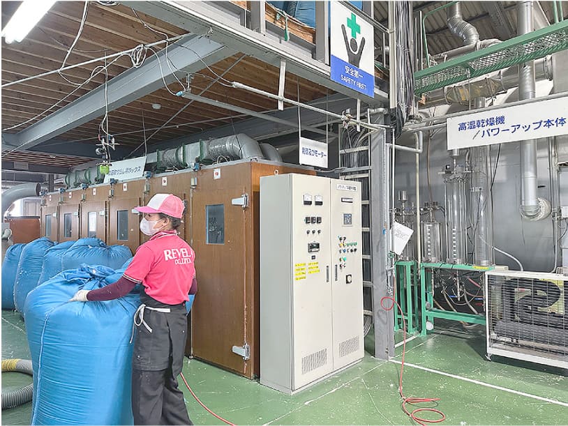 羽毛充填機へ羽毛を移動させる