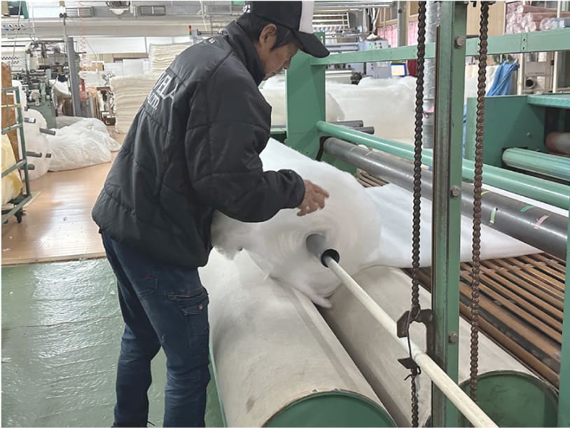 綿を機械にセット