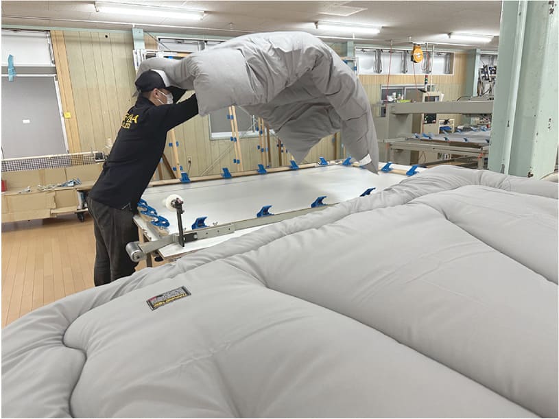 コンフォーターミシンで作業が完成した商品のチェック