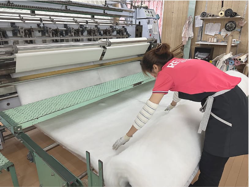 多針キルトマシーンへ中綿をセット