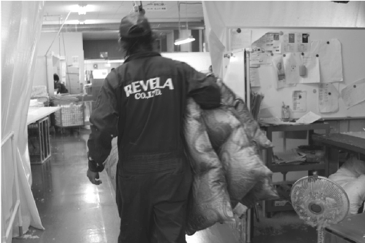 ノズルを入れていた充填口を縫う口縫い工程へ