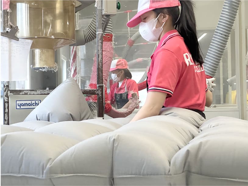 羽毛布団羽毛充填作業