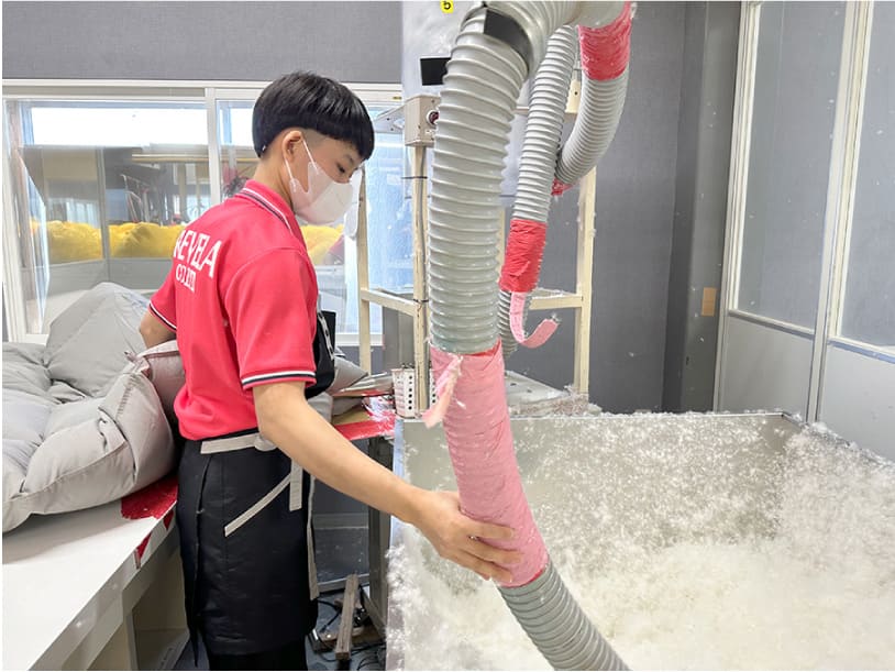羽毛充填機への羽毛充填作業