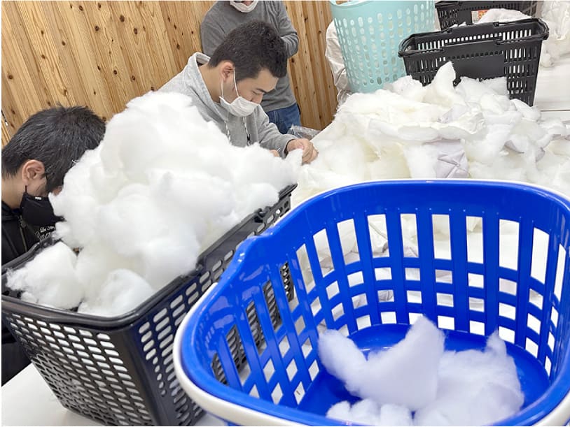 中綿取り出し作業続き