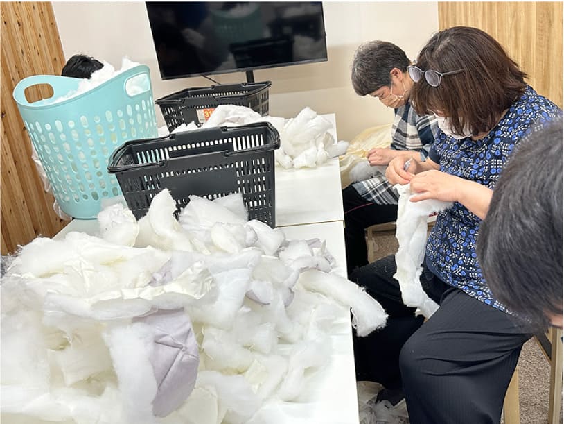 中綿取り出し作業