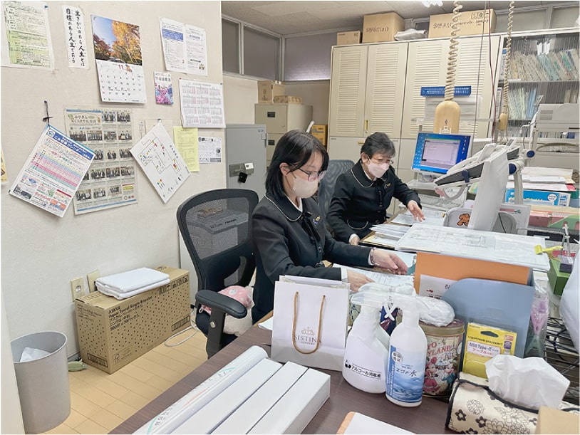 経理事務所経理担当•柚木伸江さん一般事務担当•安藤恵美さん
